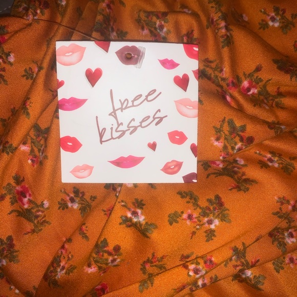 💜Free Kisses on or off the shoulder blouse💜 - Picture 4 of 5